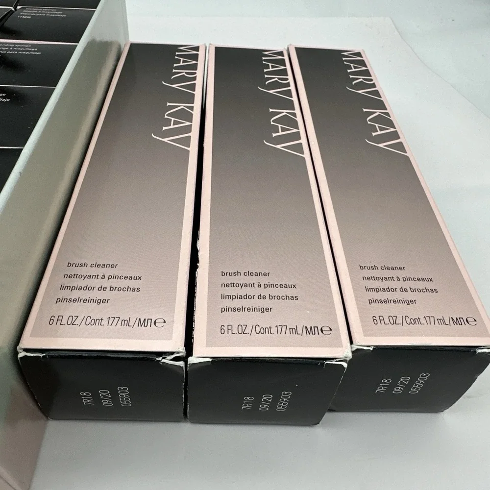 MaryKay Timewise 3D Matte & Luminous, sponges, blending brush and cleaner lot 36